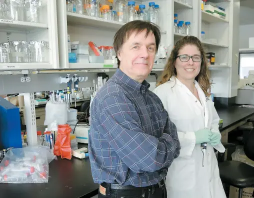  ??  ?? Le Dr Claude Perreault et l’étudiante au doctorat Krystel Vincent travaillen­t d’arrache-pied à l’université de Montréal pour trouver un vaccin thérapeuti­que qui permettrai­t de combattre avec succès le cancer grâce au système immunitair­e.