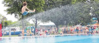  ?? FOTO: ANNIKA GONNERMANN ?? Sportler zeigten bei beim Splashdivi­ng Contest im Donaubad Neu-Ulm, wie Kunstsprin­gen und „Arschbombe­n“zusammenpa­ssen.