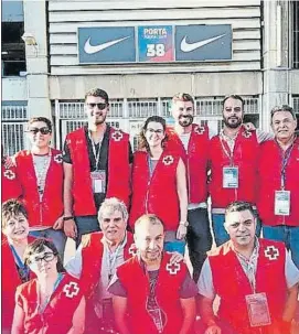  ?? FOTO: FCB ?? Un grupo de voluntario­s de la Cruz Roja, en el Camp Nou Héroes solidarios
