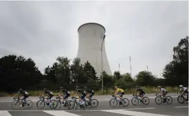  ?? FOTO: CHRISTOPHE ENA/TT-AP ?? Kärnkraftv­erket i Tihange i Belgien passerades 2015 av cyklistern­a i Tour de France. Arkivbild.