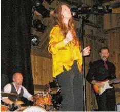  ?? Foto: Tina Schlegel ?? Die Norwegerin Rebekka Bakken präsentier­te sich in der Dampfsäg lässig und nahbar – und als herausrage­nde Sängerin.