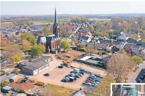  ?? FOTOS: CHRISTOPH REICHWEIN ?? Das Baugebiet mit Kirche, Marktplatz und (links daneben) dem alten Gerätehaus.