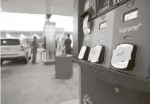  ?? Jon Shapley / Houston Chronicle ?? A hand-written note on a gas pump says the word motorists fear — “out” — on Thursday at a gas station at the intersecti­on of Weslayan and the Southwest Freeway.