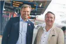  ?? FOTO: PAULINE CEDERBLAD ?? ROTEBRO. Joakim Jonsson, gruppledar­e för (S) i Sollentuna och Jens Sjöström (S), opposition­slandsting­sråd vill att Rotebro station ska renoveras.