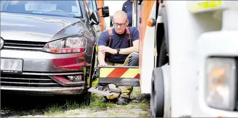  ?? BILD: MARC GESCHONKE ?? SDhliDhtwe­g kein Platz: Für die Rettungskr­äfte der Feuerwehr wird’s in manDhen Straßen Oldenburgs riDhtig eng. So eng, dass selbst die so wiDhtigen Stützen des Leiterwage­ns niDht ausgefahre­n werden können.