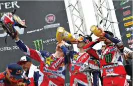  ??  ?? Journée historique pour l’équipe anglaise qui monte sur le podium du MXDN à domicile devant un public en feu, après vingt ans de disette !