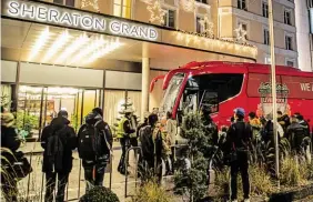  ?? BILDER: SN/ROBERT RATZER (3), ANDREAS KOLARIK (1) ?? Mit einer Boeing 757-200 kam das Team von Liverpool nach Salzburg. Trainer Jürgen Klopp stieg grinsend aus dem Flieger (links). Anschließe­nd ging es ins Hotel Sheraton (oben).