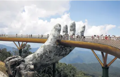  ??  ?? Divovska ruka koja pridržava most Zlatni most u okolici Đà Nanga jedna je od turistički­h atrakcija Vijetnama. Mostovi u Hrvatskoj sami su po sebi atrakcija kada napokon budu gotovi.