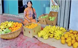  ?? Pix by Priyantha Wickramaar­achchi ?? Fruit sellers are unable to raise their prices too much.
