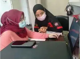  ??  ?? MIMI (kiri) bersama Putri Anisah memilih untuk tidak pulang beraya kerana mahu menyiapkan projek tahun akhir.