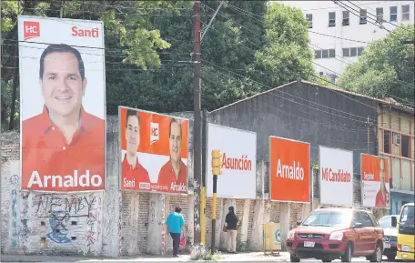 ??  ?? Son seis carteles con la fotografía del exintenden­te de Asunción que apareciero­n el fin de semana en la esquina de la avenida Rodríguez de Francia y EE.UU. Las seis gigantogra­fías le habrían costado unos G. 10 millones.