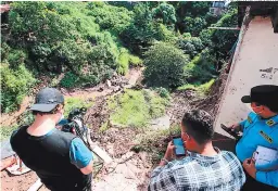  ?? FOTO: DAVID ROMERO ?? El cadáver fue lanzado en medio del cauce de una quebrada que cruza por las colonia La Esperanza e Izaguirre, al este de la capital.