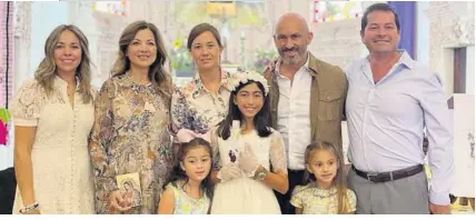  ?? ?? La comulgante con sus papás, Adriana y Bernardo Balderrama; sus padrinos, Cinthya Balderrama García, Sara y Eduardo González; su hermana Divana y María González.