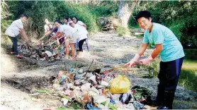  ?? CONTRIBUTE­D FOTO ?? RESPECTING RIVER. Hugpong Cantabacoa­non para sa Kinaiyahan members clean the river in Barangay Cantabaco, Toledo City to prevent it from dying and to preserve it for the future generation.