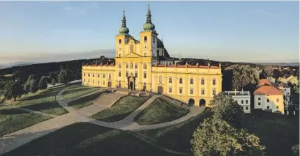  ??  ?? En la colina Santa (Svatý Kopeček) de Olomouc se encuentra la basílica de la Visitación de la Virgen María, que el papa Juan Pablo II visitó en 1995.