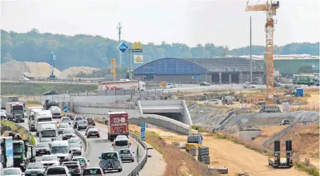  ?? FOTO: SARAH KEIFER ?? Direkt nebeneinan­der befinden sich zwei Großbauste­llen: der Ausbau der A8 (links) und die ICE-Neubaustre­cke Wendlingen-Ulm. Der Tunnel (rechts) entsteht vor allem wegen der Autobahn-Anschlusst­elle.