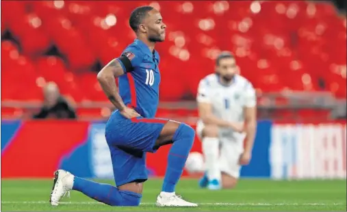  ??  ?? El inglés Sterling, rodilla en tierra, en el partido contra San Marino del pasado 25 de marzo en Wembley.