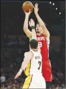  ?? AP PHoTo ?? Philadelph­ia 76ers forward Dario Saric makes a three-pointer over Los Angeles Lakers forward Larry Nance Jr.