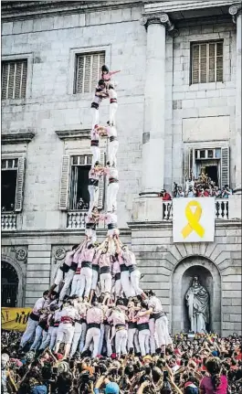  ??  ?? Tripleta de nou La torre de nou amb folre i manilles dels Minyons de Terrassa, la colla que més va triomfar ahir a Sant Jaume i que va culminar amb una tripleta de castells de nou