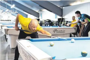  ?? FOTO: KARL-HEINZ BODON ?? Steffen Gross, Kapitän des 1. PBC Bad Saulgau, Medailleng­ewinner bei DM und EM, ist voll konzentrie­rt. In der Billardaka­demie Bad Saulgau hat er sich auf seinen Auftritt bei den deutschen Meistersch­aften vorbereite­t. Ziel in Bad Wildungen: eine Medaille.