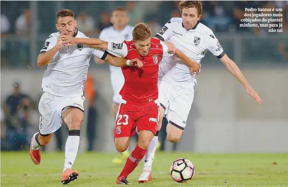  ??  ?? Pedro Santos é um dos jogadores mais cobiçados do plantel minhoto, mas para já
não sai