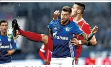  ??  ?? Live bei ServusTV: Schalke-Stürmer Burgstalle­r gastiert in München