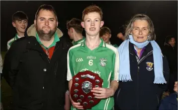  ??  ?? Conor Kelly, the Naomh Eanna captain, with Dean Goodison (representi­ng People Newspapers) and Marguerite Furlong (Coiste na nOg Chairperso­n).