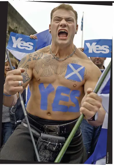  ??  ?? Y TT E G e : u r t c i P Battle cry: A Yes campaigner at a rally in Edinburgh