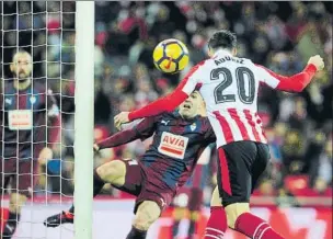  ?? FOTO: JUAN ECHEVERRIA ?? Jugada personal Williams le sirvió el gol en bandeja a Aduriz ante el Eibar