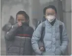  ??  ?? Smog in the Chinese city of Harbin forces people to wear masks.