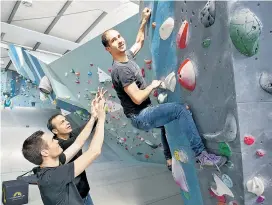  ??  ?? Boulderbar-Chef Alexander Richter und Wolfgang Tonninger von Fair Matching als Spotter von Muaid Khaled aus Syrien.