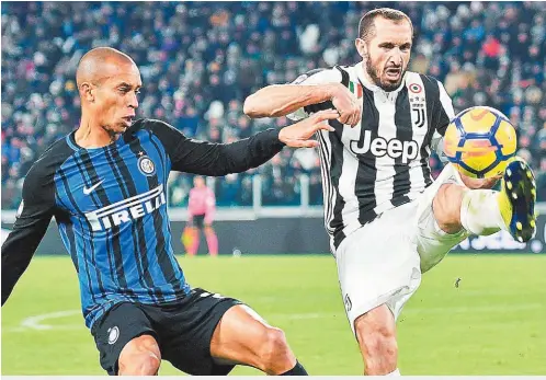  ??  ?? PRESIONADO. El Juventus saldrá con la presión de no poder tropezar en el campo del Inter dada la mínima ventaja que tiene sobre el Nápoles.