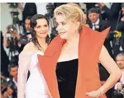  ?? FOTO: DPA ?? Die französisc­hen Schauspiel­erinnen Juliette Binoche (l.) und Catherine Deneuve vor der Premiere des Films „La vérité (The Truth)“in Venedig.