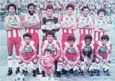  ?? FOTO: ARCHIVO ?? Histórica imagen del Macho Figueroa con la formación cocotera de 1982 que a la postre sería el rey del fútbol hondureño. El volante es el segundo de izquierda a derecha de los agachados.