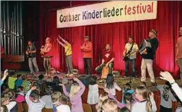  ??  ?? Etwa  Kinder erlebten einen kurzweilig­en Vormittag und feierten im Kulturhaus Gotha ausgelasse­n zu den Melodien deutscher Liedermach­er. Foto: Christoph Dolata