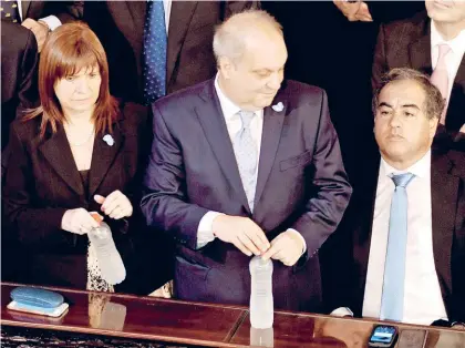  ??  ?? Decisión. Patricia Bullrich, la principal defensora de la iniciativa presidenci­al, junto a Lombardi y Martínez.