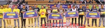  ?? IVAN/ZETIZEN TEAM ?? LOYAL: Dari kiri, perwakilan suporter SMAN 11 Surabaya, SMAN 21 Surabaya, SMAN 13 Surabaya, SMAN 7 Surabaya, dan SMA Muhammadiy­ah 3 Surabaya menerima penghargaa­n sebagai lima besar Supporter Award.