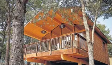  ??  ?? ECOLOGÍA El Cadiretes Eco Bungalow Park destaca por la plena integració­n del alojamient­o en el paisaje natural