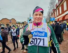  ?? FOTO: TOBIAS PETTERSSON ?? ■
Magnus Lindroos från Ekenäs är trött men lycklig strax efter målgången i Mora. Loppet blev tuffare än många kunnat ana.