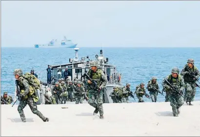  ?? BULLIT MARQUEZ / AP ?? El ejército filipino participó en unas maniobras a mediados de mayo con tropas de EE.UU.