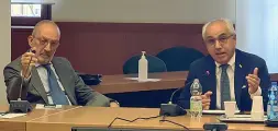  ?? ?? Affondo
Pozza (a destra) con il presidente della Camera di Commercio di Padova, Antonio Santocono, alla presentazi­one dei dati, ieri a Padova