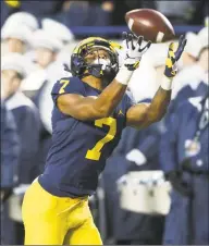  ?? Icon Sportswire / Getty Images ?? Hamden’s Tarik Black makes one of his 40 career catches in his three seasons at Michigan. Black is transferri­ng to Texas and will be immediatel­y eligible as a graduate transfer.