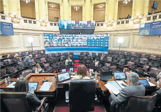  ?? SENADO ?? Adiós. Cristina Kirchner presidió ayer la sesión del Senado en la que se homenajeó a Maradona. La sesión fue solo para recordar su figura.