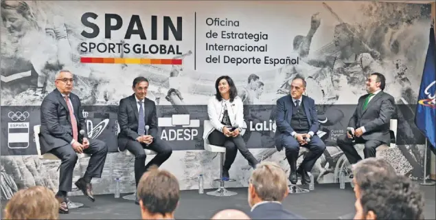  ??  ?? COINCIDENC­IA. De izda. a dcha., Blanco, Hidalgo, Rienda, Tebas y Carballeda en la puesta de largo de Spain Sports Global, que pretende captar eventos para España.