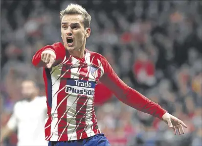  ?? REUTERS / JUAN MEDINA ?? Abucheado Griezmann pasó desapercib­ido en el primer derbi del Wanda. La grada le despidió con pitos.