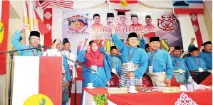  ??  ?? ANIFAH (kiri) bersama sebahagian AJK bahagian Umno Kimanis menyatakan sokongan tidak berbelah bahagi kepada kepimpinan Umno.