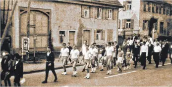  ?? FOTO: RALF PFRÜNDER ?? Umzug der TG Schura, vermutlich in den 70er-Jahren in der Schurarer Ortsmitte. Der Verein wird in diesem Jahr 125 Jahre alt.