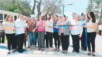  ?? FOTO: DAVID ROMERO ?? Momento en que la pareja presidenci­al junto con los titulares de las institucio­nes que forman parte de Ciudad Mujer inauguraro­n el proyecto ubicado en la colonia Kennedy de la capital.