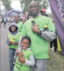  ?? PICTURES: LATOYA NEWMAN ?? RIGHT: The Masongo family from Centurion were among the crowds trying to spot their family members who were running the Comrades this year. The family set up encouragem­ent stations along the route. Pictured are Didi Masongo and his children, Lunathi...