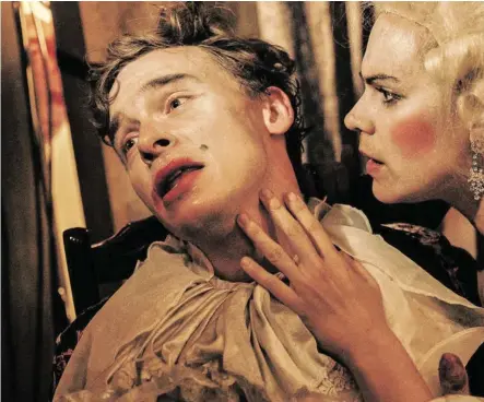  ?? BILD: SN/RESIDENZTH­EATER/MATTHIAS HORN ?? Franz Pätzold ringt als Don Juan mit den Frauen (r. Nora Buzalka als Charlotte).